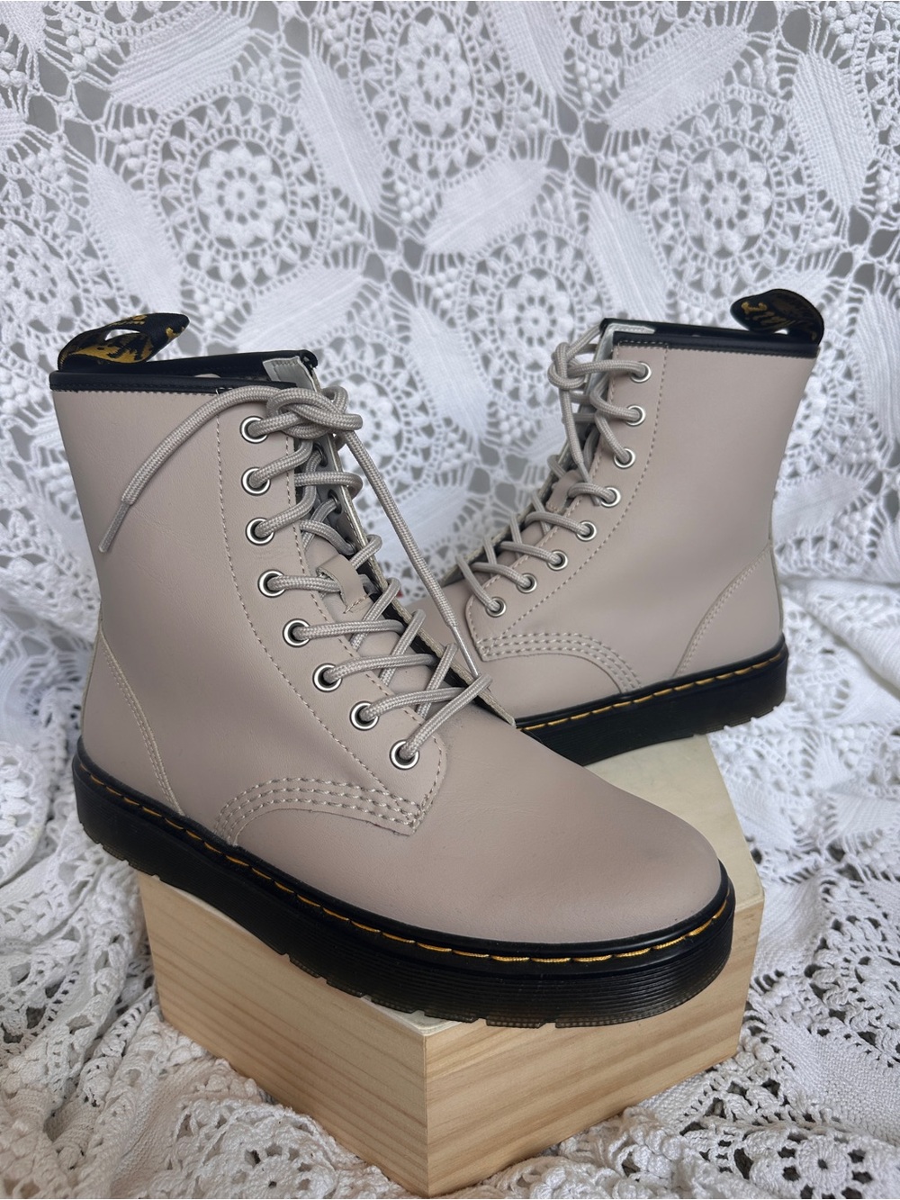 Dr. Martens Zavala Vintage Hydro Leather Combat Boots Taupe Beige Women’s Sz 8